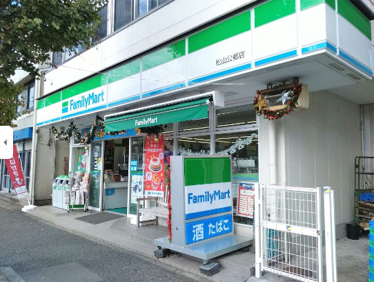 コンビニ　ファミリーマート 松山公郷店（コンビニ）まで952m