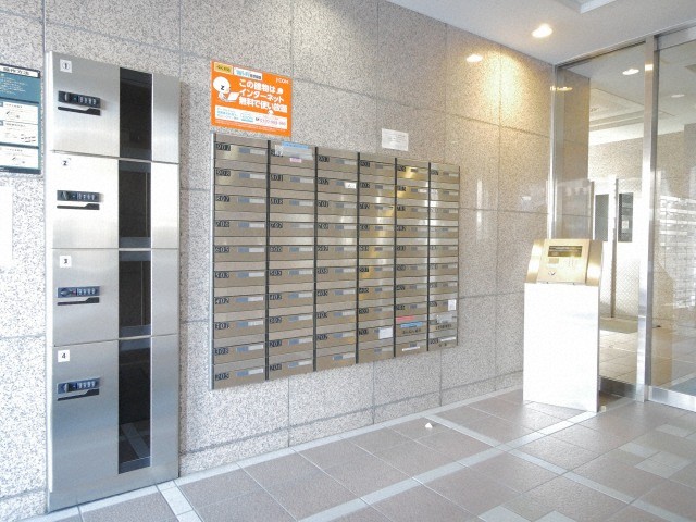 エントランス　便利な宅配ボックス付き！日中不在にしがちな方におすすめです！