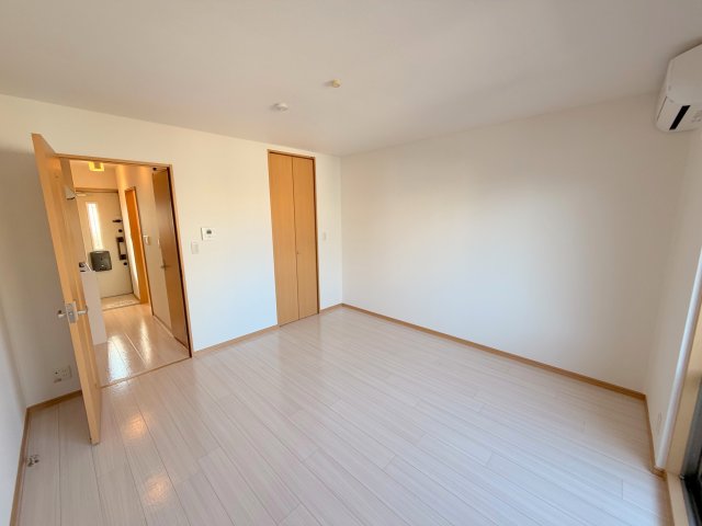 その他部屋・スペース　ゆとりのあるベッドルームで快適な睡眠をとってくださいね。