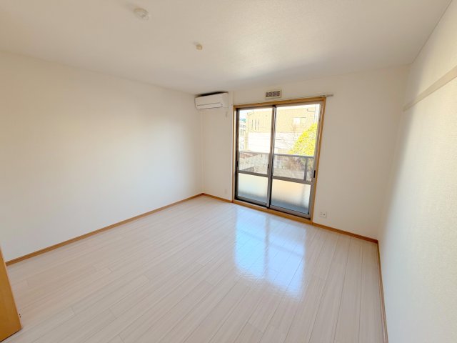 居室・リビング　明るく広々としたリビングです。