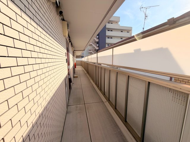 ロビー　奥行きのあるロビーは綺麗に片づけられています。