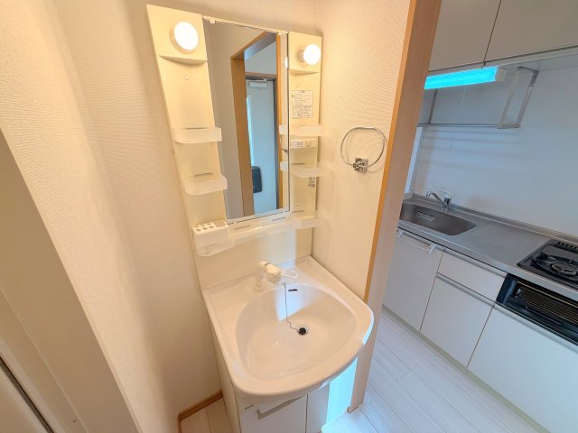 洗面設備　身支度が出来る独立洗面台です。