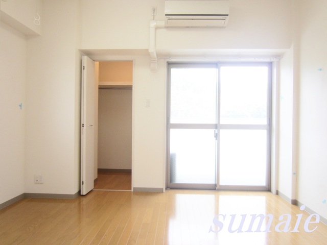 居室・リビング　明るいリビングです