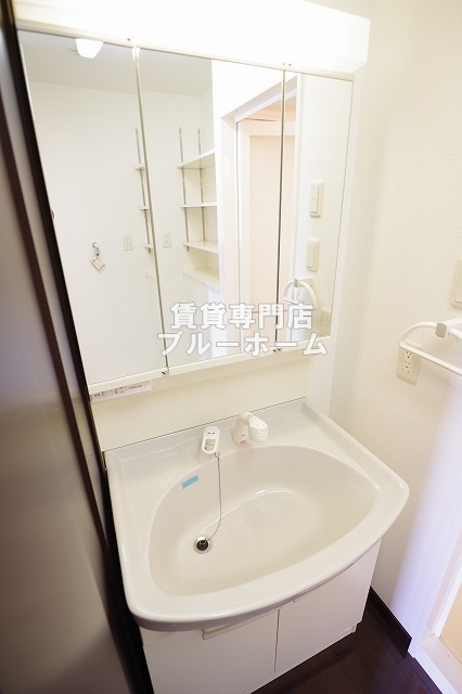 洗面設備　三面鏡独立洗面台！