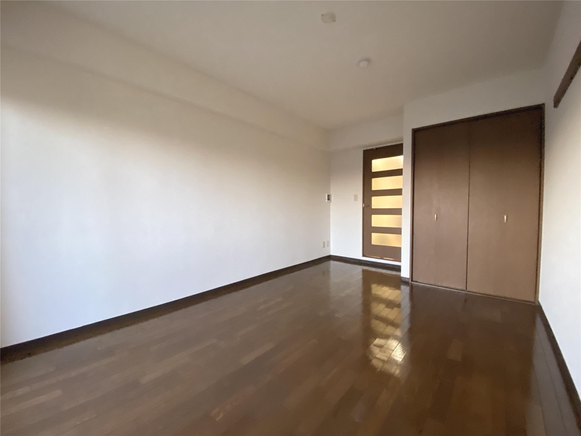 居室・リビング　フローリング８帖の洋室です