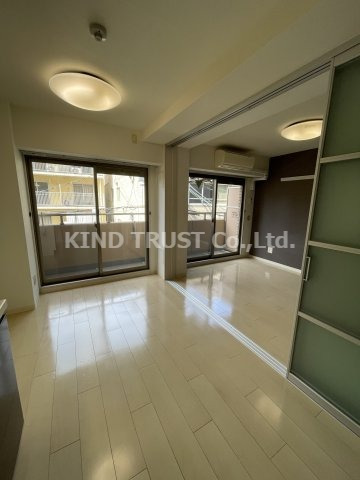 居室・リビング　こちらのリビングで趣味の時間をお楽しみください