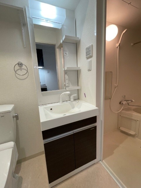 洗面設備　写真は別のお部屋のものです。