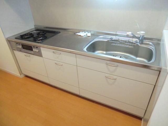 キッチン　３口グリル付システムキッチン完備