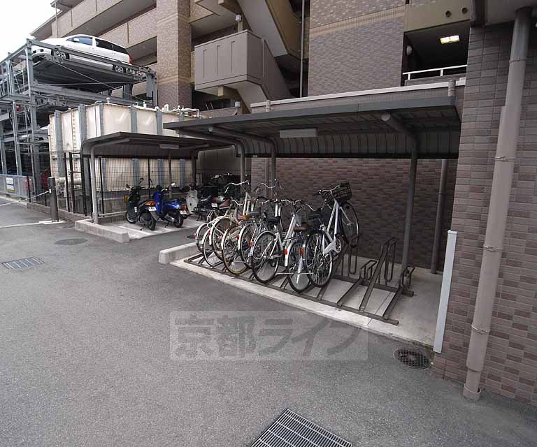 その他共有部分　屋根付きの駐輪場です。