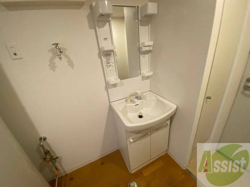 洗面設備　独立洗面台です。大きくてよいですね。シャンプーもできます。