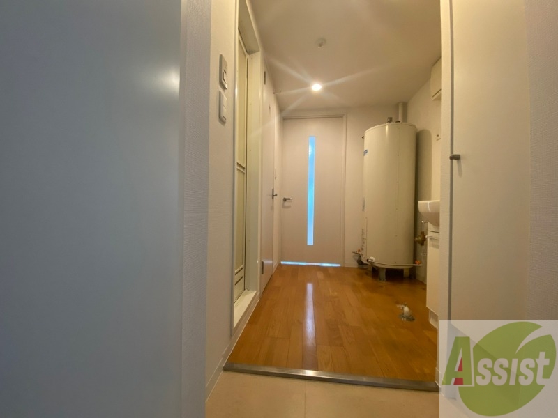 玄関　玄関です。すぐ広いリビングにつながっています。