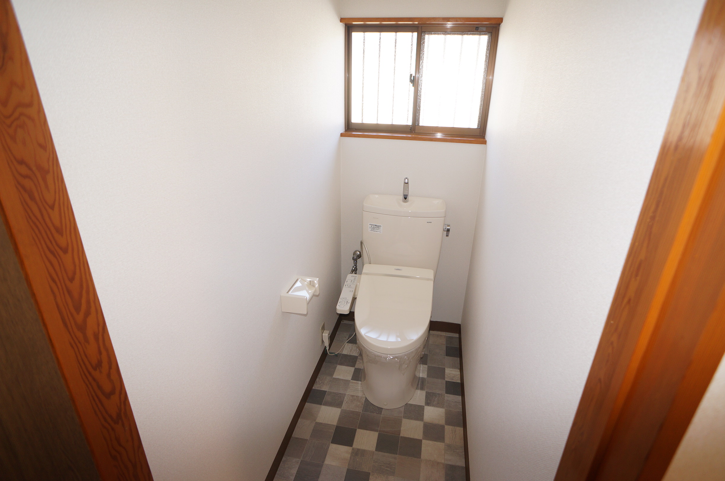 トイレ　温水洗浄便座付き。窓あり。