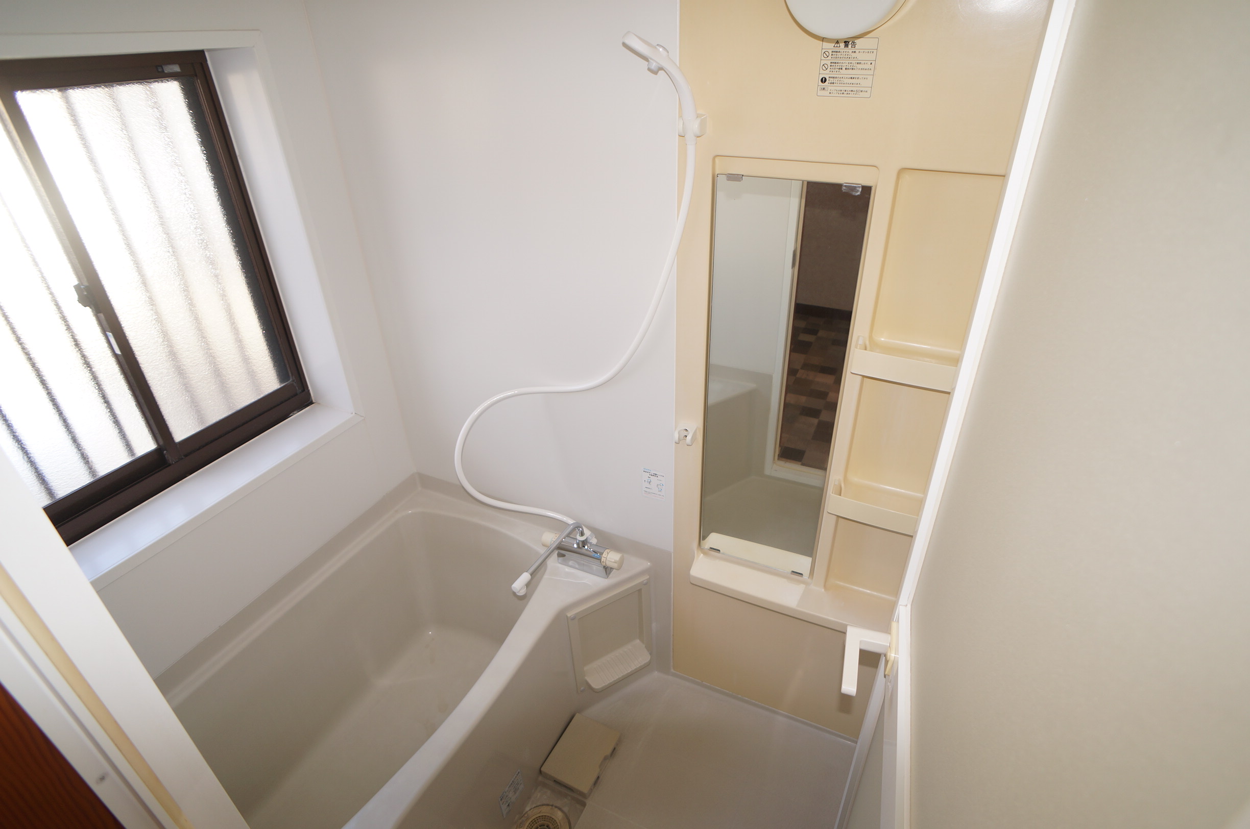 バス・シャワールーム　浴室：窓あり。