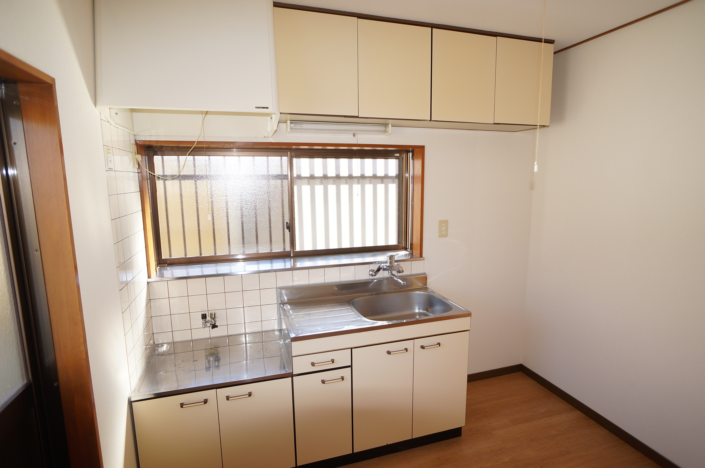 キッチン　窓あり。勝手口あり。