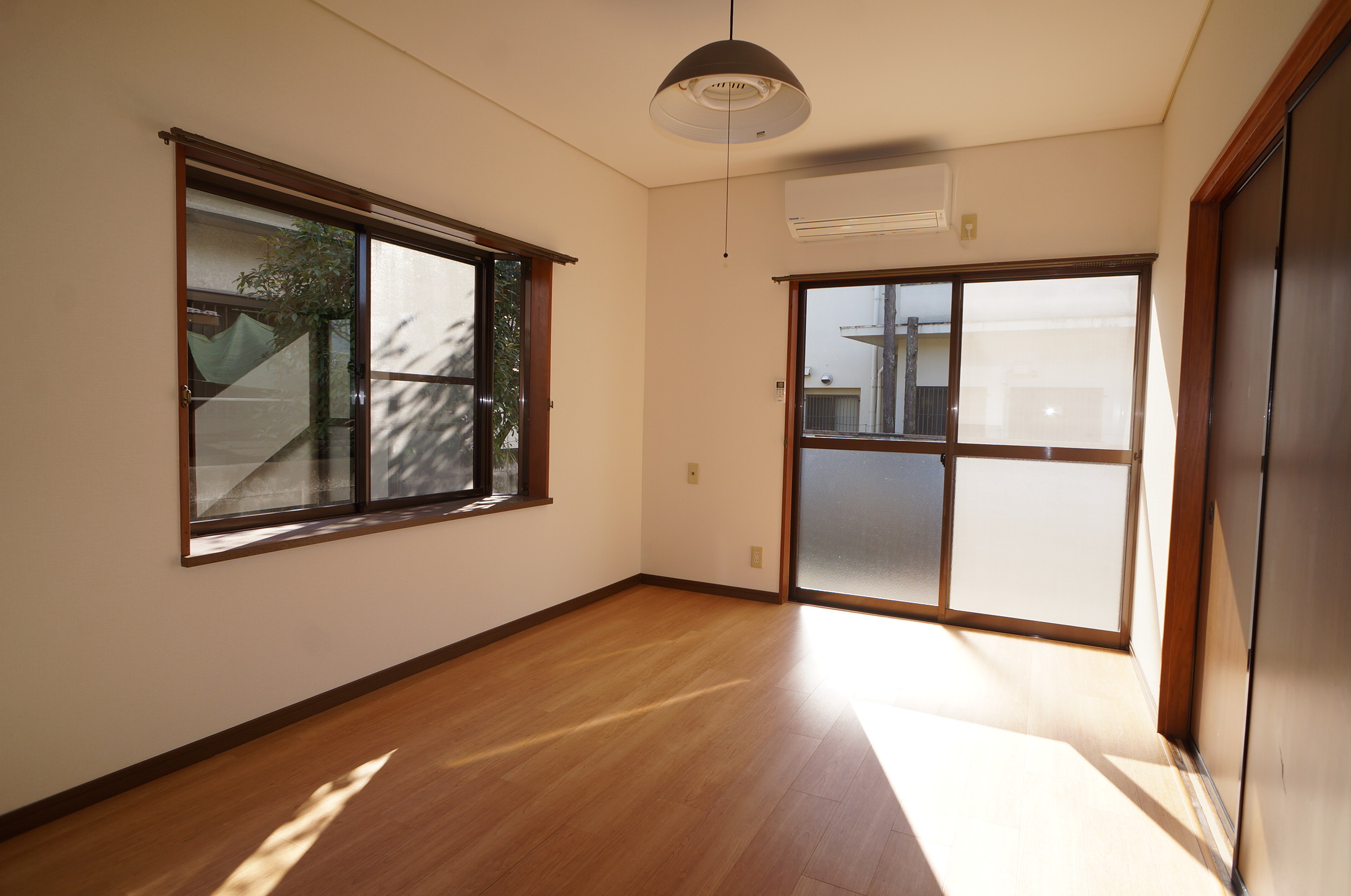 居室・リビング　LDK：南向きで陽当たり良好。エアコンあり。