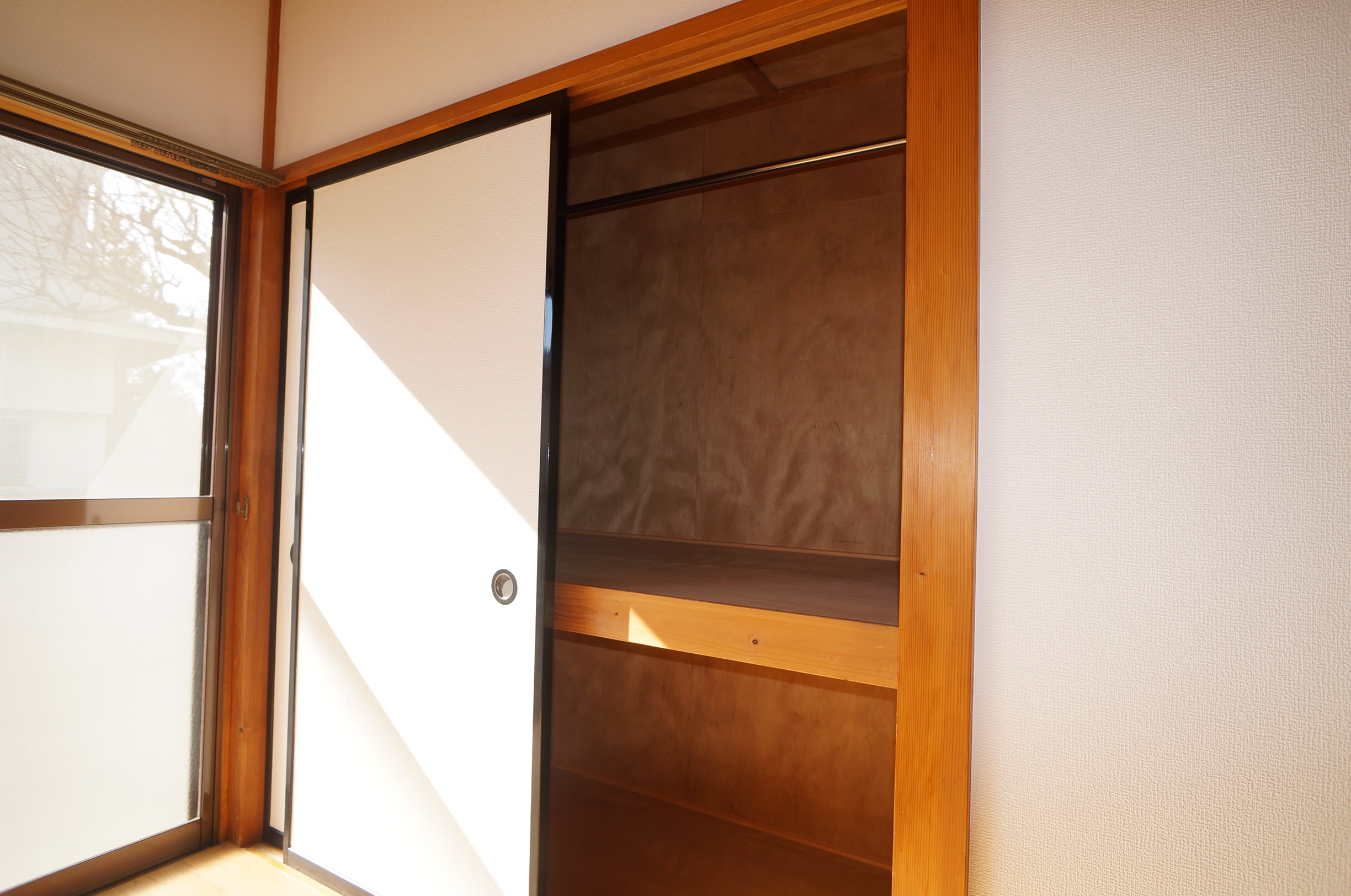 収納　リビング横の洋室6帖：収納スペース