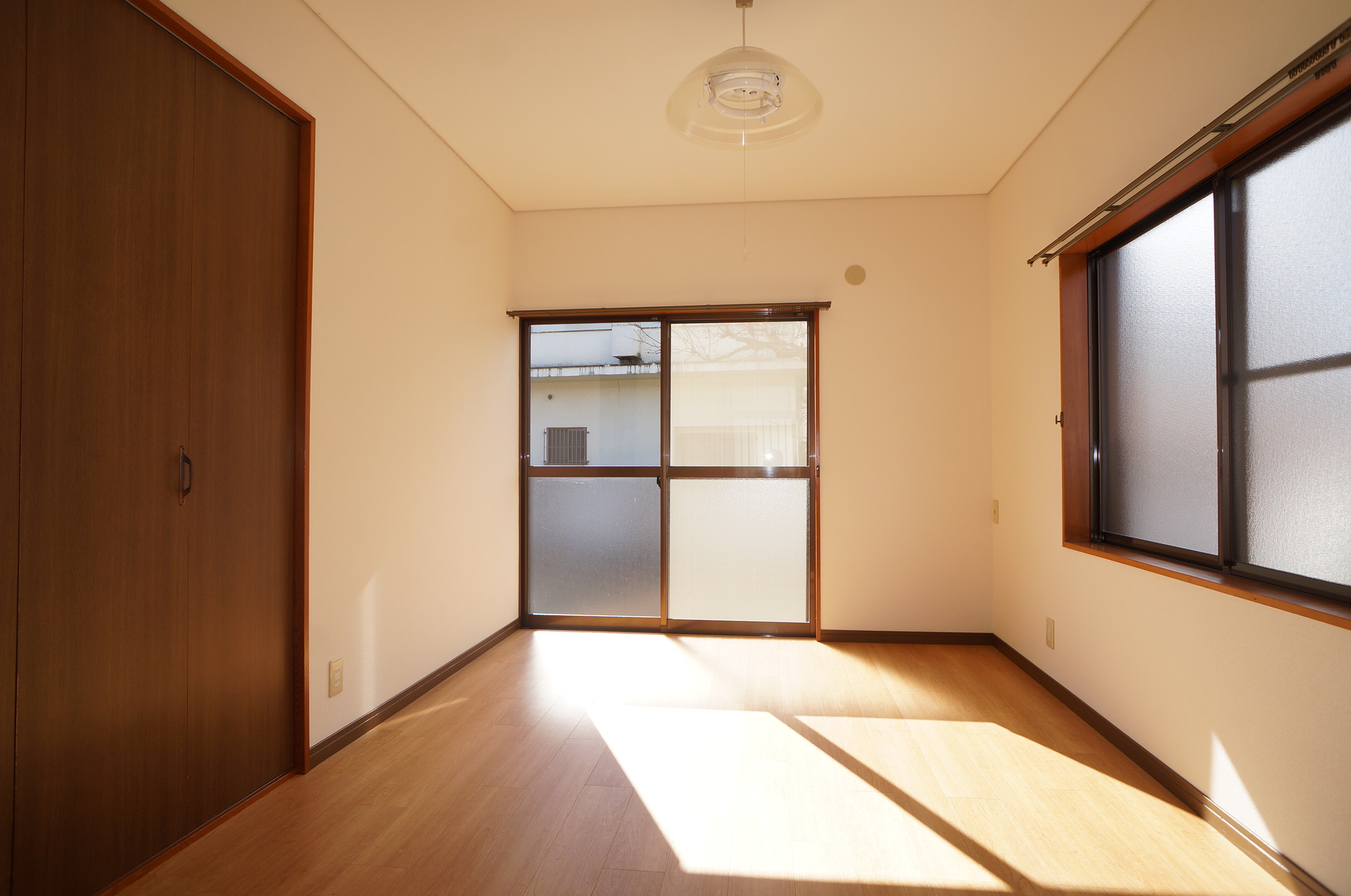 眺望　南西洋室6帖：2面採光で明るいです。