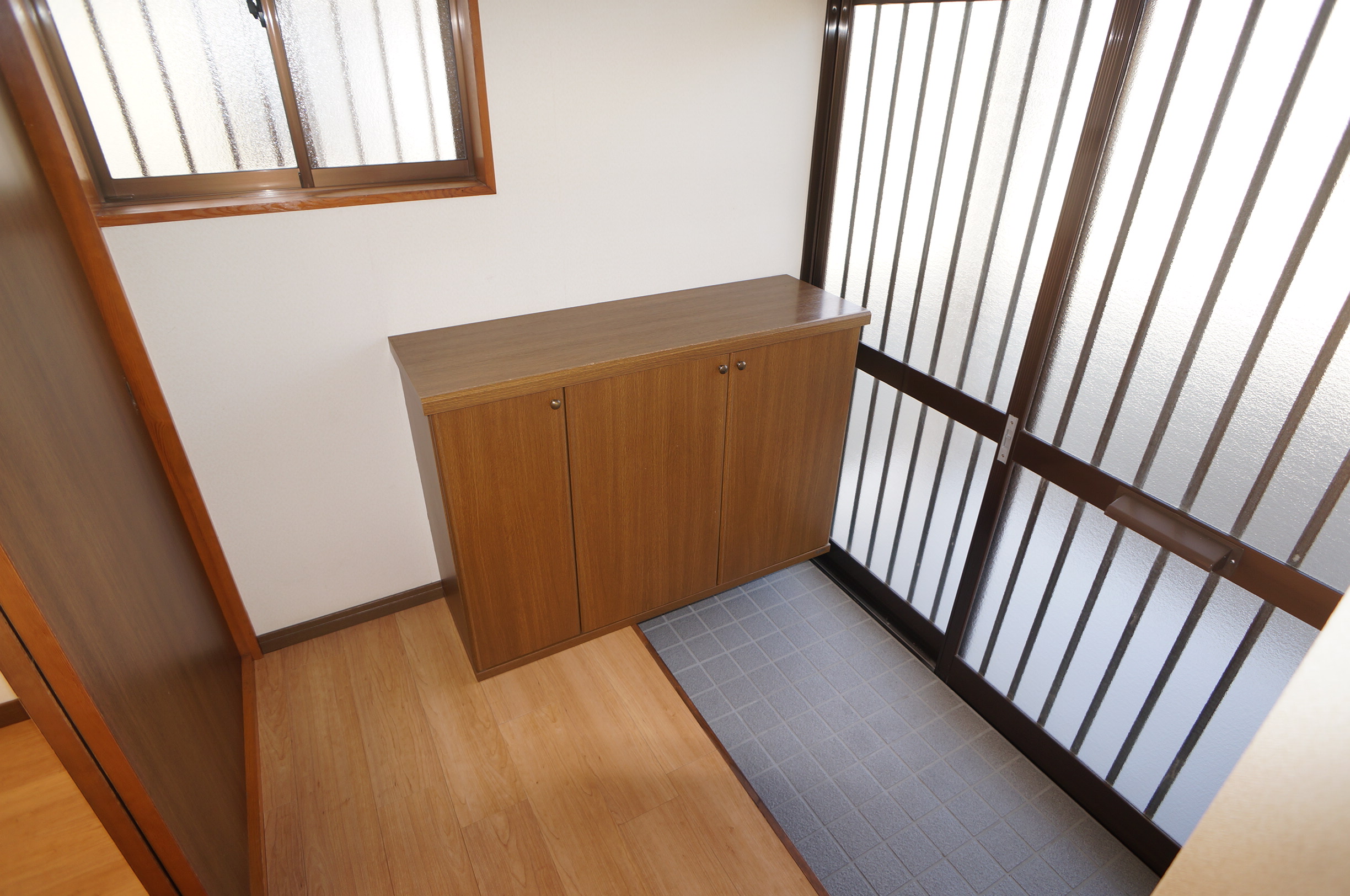 玄関　シューズボックスあり。窓あり。