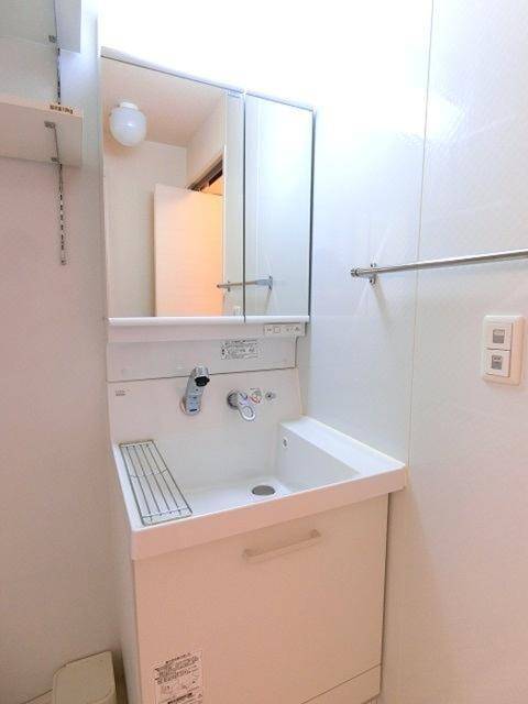 洗面設備　人気な独立洗面台です