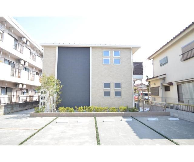 建物外観　牛浜駅から徒歩4分、築浅できれいな建物です。