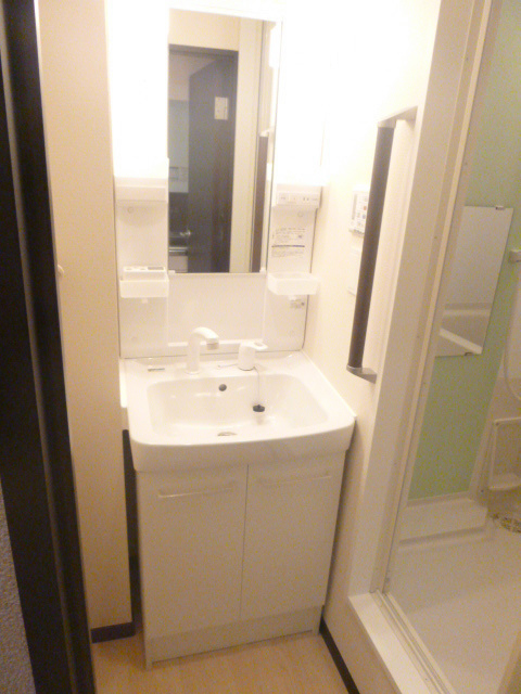 洗面設備　シャワー付きの独立洗面台です