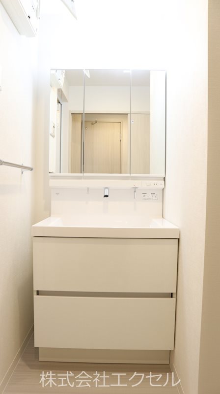 洗面設備　朝に便利な独立洗面台完備しています。
