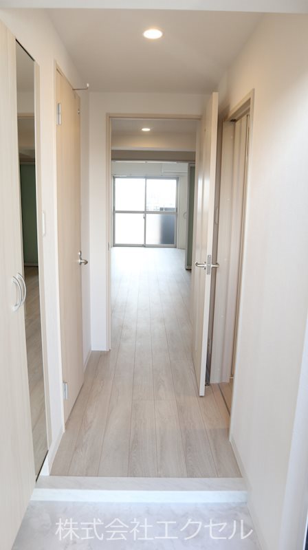 玄関　姿見付きのシューズボックス完備です。