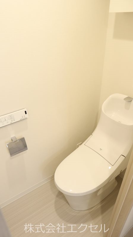 トイレ　嬉しいウォシュレット付のトイレです。