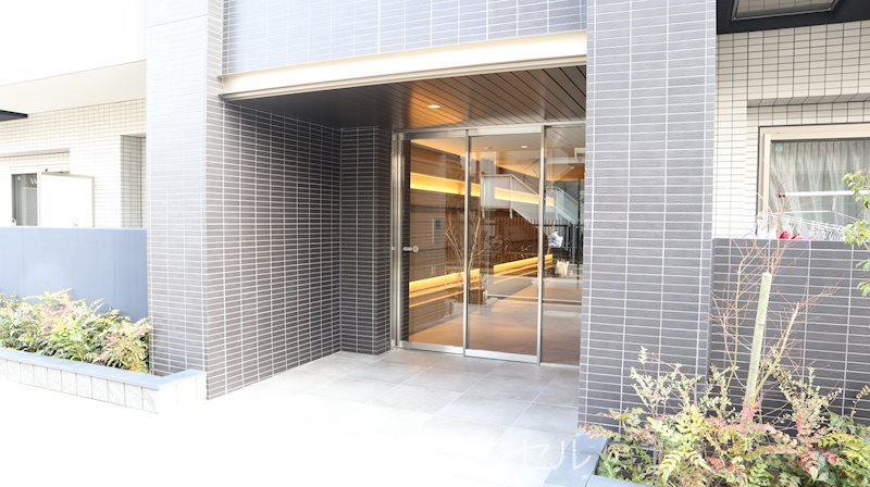 エントランス　女性にも安心のオートロック完備です。