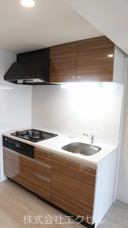 キッチン　3口ガスシステムキッチン（グリル付）です。