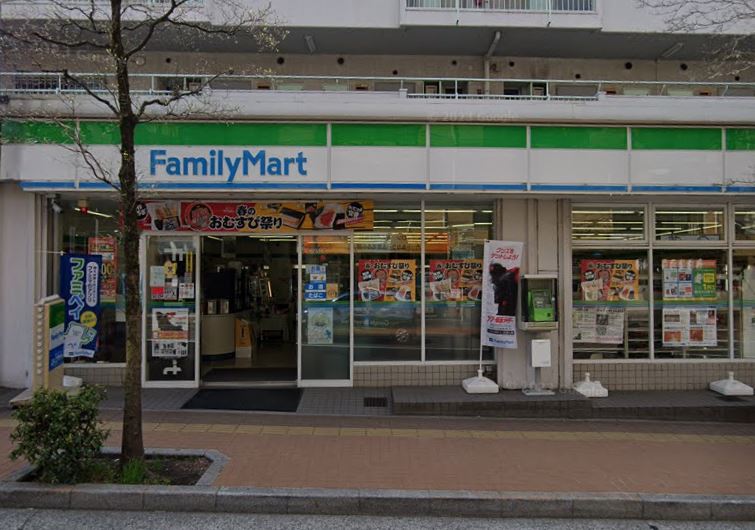 コンビニ　ファミリーマート 市ヶ尾駅北口店（コンビニ）まで119m