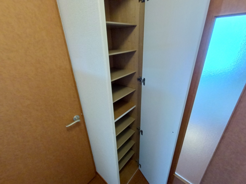 玄関　玄関スペースには下駄箱スペースがあります。