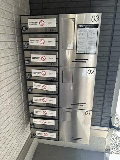 その他設備　宅配ロッカーと郵便ポスト