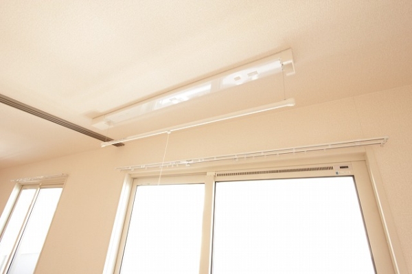 その他設備　室内物干し付きで雨の日も洗濯物が干せます♪