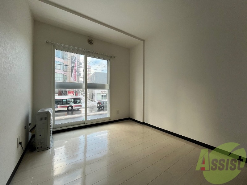 その他部屋・スペース　寝室はこちらです。光が差し込む、温かみのあるお部屋です。