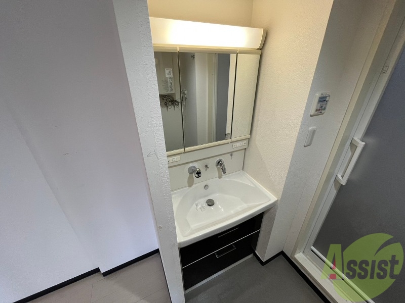 洗面設備　大きくて使いやすそうな独立洗面台になっています。