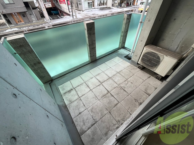 バルコニー　バルコニー。洗濯物がはかどりそうな広さがありますよ。