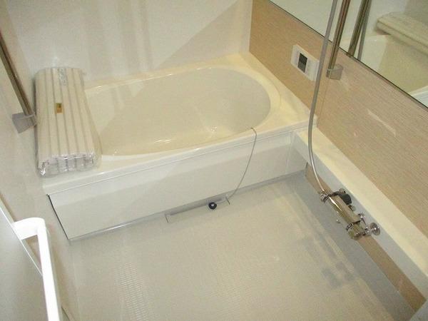 バス・シャワールーム　浴室乾燥機、追焚機能付の広々バスルーム！