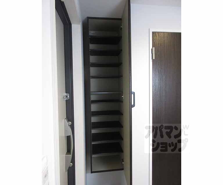 その他設備　トール型の大容量シューズボックスです。