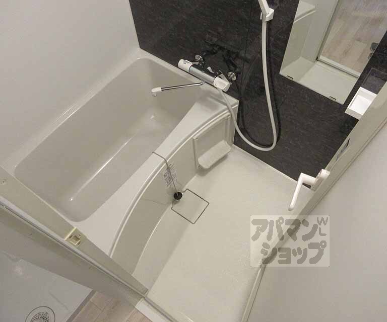 バス・シャワールーム　アクセントがお洒落なバスルームです。