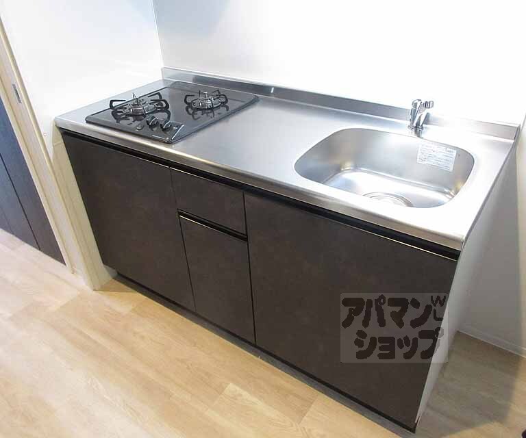 キッチン　２口ガスコンロ付きのシステムキッチンです。