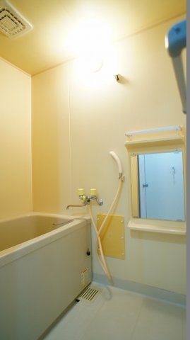 バス・シャワールーム　落ち着いた空間のお風呂です