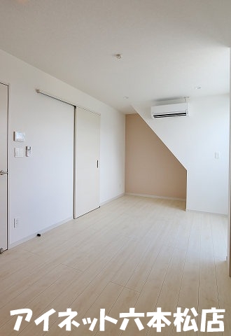 居室・リビング　家具の配置に困らないリビングですね