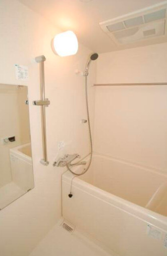 バス・シャワールーム　コンパクトで使いやすいお風呂です