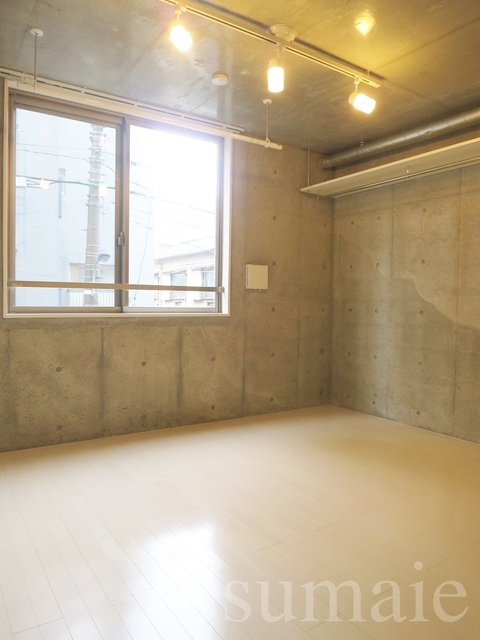 居室・リビング　コンクリート打ちっ放しのお洒落なお部屋♪