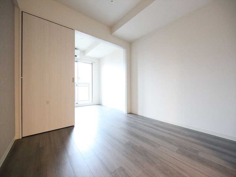 居室・リビング　LDK8.1帖　洋室3.5帖　クローゼット付　反転タイプ仕様