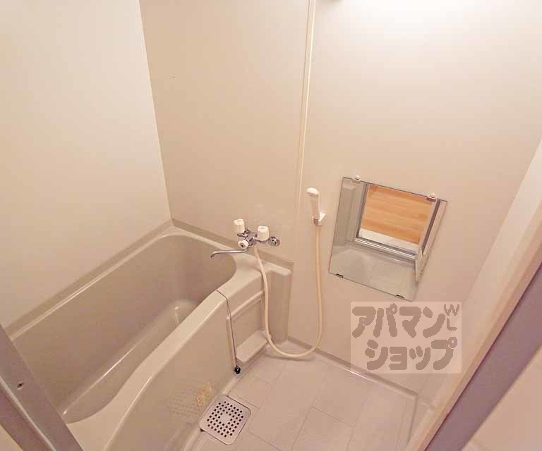 バス・シャワールーム　ゆったり入れる広さです。