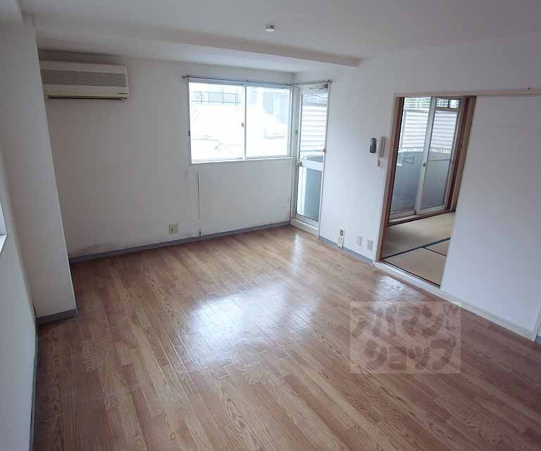 居室・リビング　１２帖の南向きリビング。