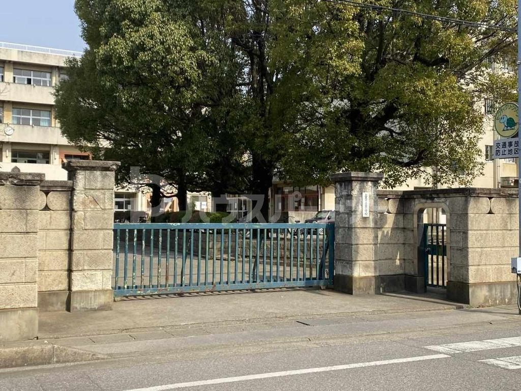 小学校　上尾市立西小学校（小学校）まで720m