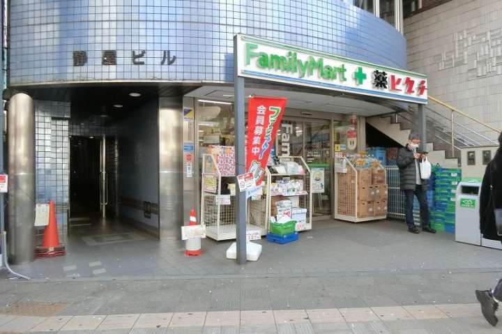 コンビニ　ファミリーマート（コンビニ）まで743m